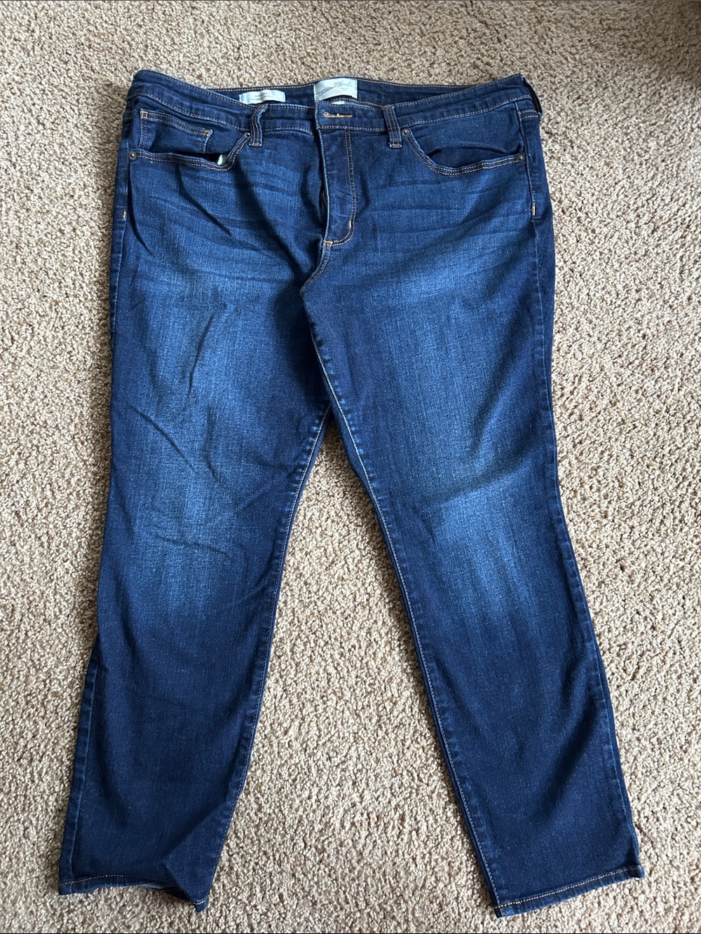 Universal Thread Light Blue Straight-Leg Jeans with Contrast Topstitching